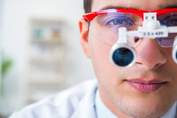 ophtalmologiste dans le concept de soins oculaires à l'hôpital - Photo, image