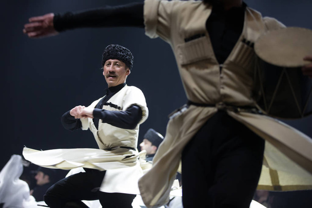 Belarus, Gomel, 27 de fevereiro de 2018. Sala de concertos. Discurso do balé nacional georgiano Sukhishvili.Georgian dançarinos realizando uma dança
 - Foto, Imagem