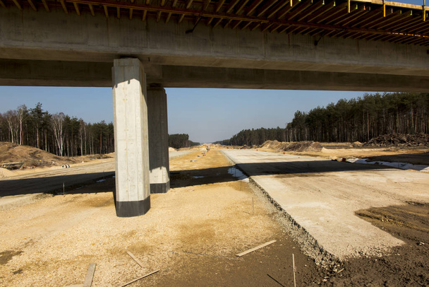 construction de l'autoroute A1 en Pologne
 - Photo, image