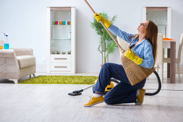 Mujer joven limpiando piso en casa haciendo tareas - Foto, imagen
