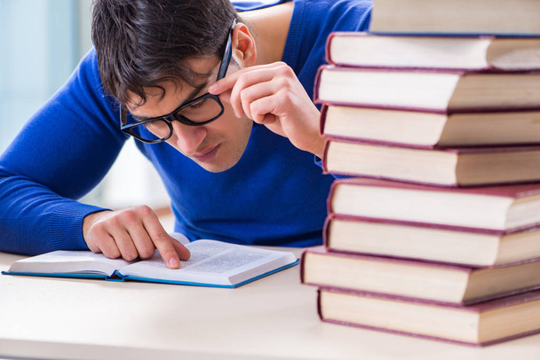 Άνδρας φοιτητής προετοιμασία για τις εξετάσεις στη βιβλιοθήκη του κολεγίου - Φωτογραφία, εικόνα