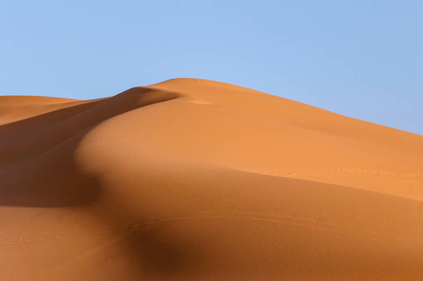 duna de areia dourada no deserto do Saara
 - Foto, Imagem