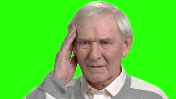 Portret van trieste oude man met hoofdpijn. - Video