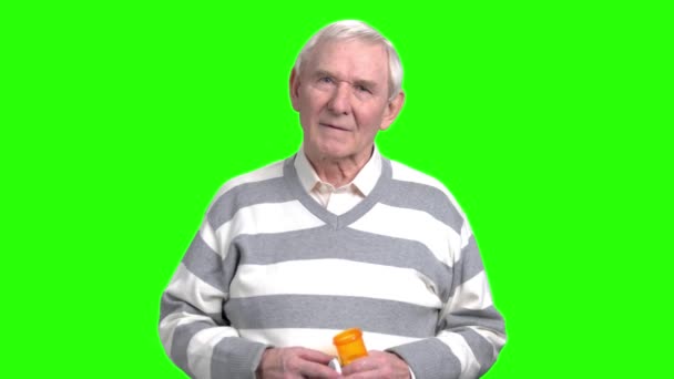 Lächelnder alter Mann mit Dosentabletten. - Filmmaterial, Video