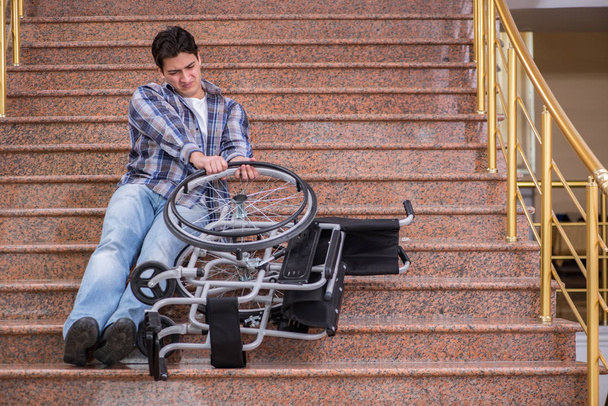 Zdravotně postižený muž na invalidním vozíku má problémy se schody - Fotografie, Obrázek