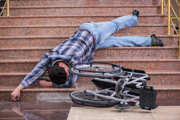 Gehandicapte man in een rolstoel die problemen heeft met trappen - Foto, afbeelding