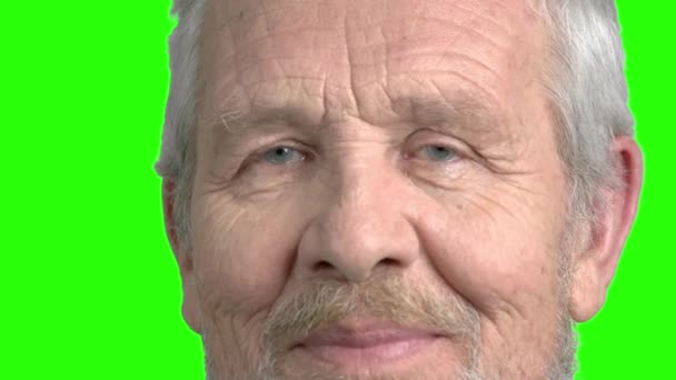 Close-up van gezicht van bejaarde man, groen scherm. - Video
