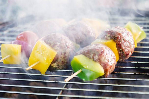 grilled meatballs with vegetables, close up - 写真・画像