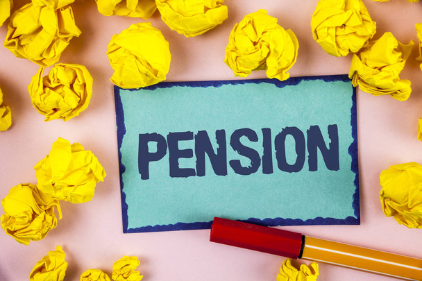 Uwaga: pisanie Wyświetlono Pension. Biznesowe zdjęcie prezentujący dochód seniorów zarobić po emeryturę zapisuje dla starszych lat napisane na karteczkę papieru papier kulami na tle zwykłego pióra - Zdjęcie, obraz