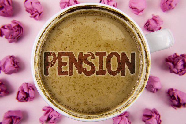Uwaga: pisanie Wyświetlono Pension. Biznes zdjęcie prezentujący dochód seniorów zarobić po przejściu na emeryturę zapisuje dla starszych lat napisane na kawę w White Cup w papierowe kulki na tle zwykłego. - Zdjęcie, obraz