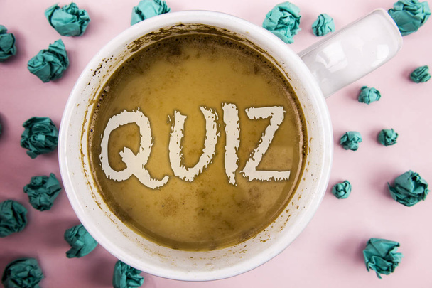 Tekst pisma Quiz. Koncepcję co oznacza krótkie testy oceny badania ilościowe określenie Twojej wiedzy napisane na kawę w White Cup w zmięty papier kulki na zwykły różowy tło. - Zdjęcie, obraz