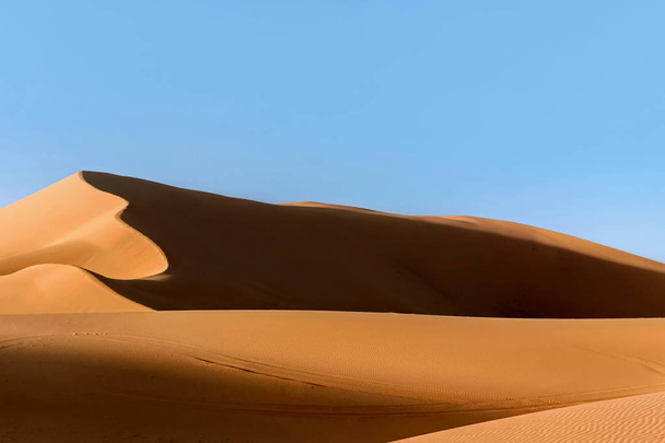 duna de arena dorada en el desierto del sahara
 - Foto, Imagen