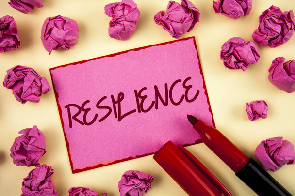 Resilienz beim Textschreiben. Geschäftskonzept für die Fähigkeit, sich schnell von Schwierigkeiten zu erholen Beharrlichkeit auf rosa klebrigem Zettelpapier auf einfachem Hintergrund Papier Kugeln und Marker geschrieben. - Foto, Bild
