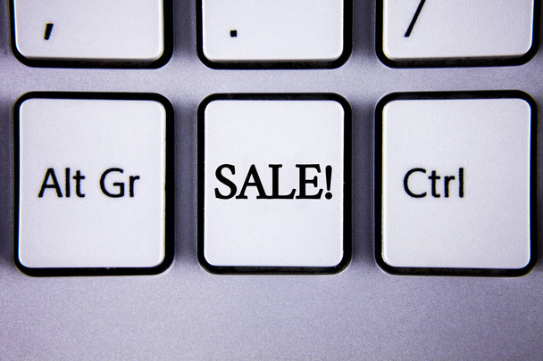 Textschild mit Verkaufsmotivationsaufruf. Konzeptfotos, die Waren zu reduzierten Preisen verkaufen, machen einen Verkauf, der auf einer weißen Tastatur-Taste mit Kopierraum geschrieben steht. Ansicht von oben. - Foto, Bild