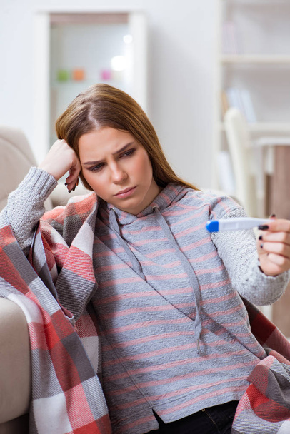 Kranke Frau leidet zu Hause an Grippe - Foto, Bild