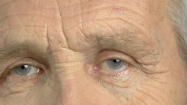Detailní záběr staré muž zavřel oči. - Záběry, video