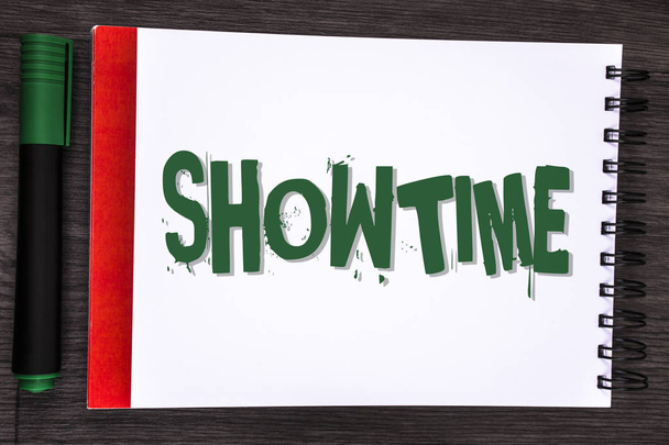 Scrivere una nota che mostra Showtime. Business photo showcase Time a Play Film Concert Performance Event è programmato per iniziare a scrivere sul Blocco note sullo sfondo grigio in legno Marker accanto ad esso
. - Foto, immagini