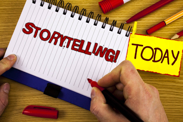 Текст почерка Storytelling Motivational Call. Понятие "Рассказывать короткие истории" Личные впечатления, написанные Маркером в руке на ноутбуке на деревянном фоне
 - Фото, изображение