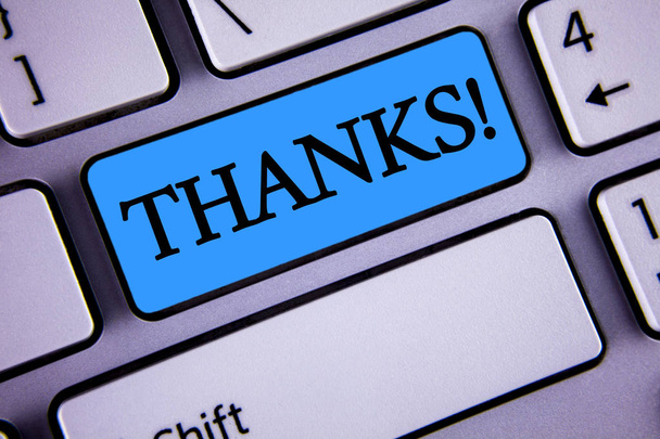 Kirjoitan lappu osoittaa Kiitos Motivational Call. Business valokuva esittelee arvostus tervehdys tunnustus Kiitollisuus kirjoitettu Blue Key Button White Keyboard kopiotilaa. Yläkuva
. - Valokuva, kuva