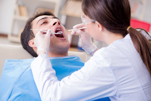 Pacient u zubaře na pravidelné prohlídky a plnění - Fotografie, Obrázek