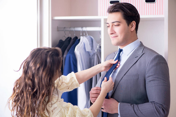 Moglie aiutare marito a vestirsi - Foto, immagini
