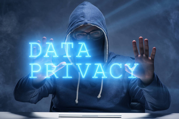Concept de confidentialité des données avec pirate voler des informations personnelles - Photo, image