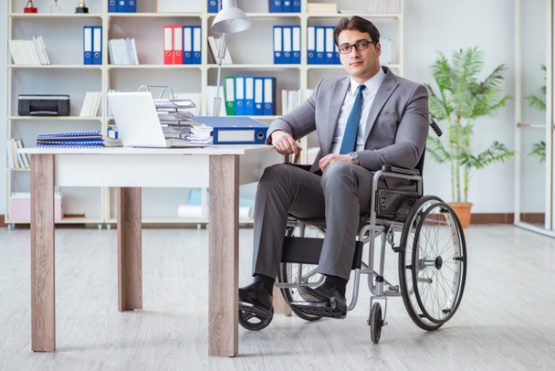 Homme d'affaires handicapé travaillant dans le bureau - Photo, image