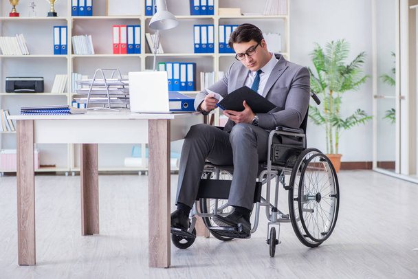 Disabled businessman working in the office - Фото, изображение