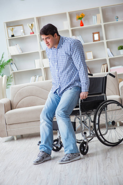 Νεαρός ανάπηρος που υποφέρει στο σπίτι - Φωτογραφία, εικόνα