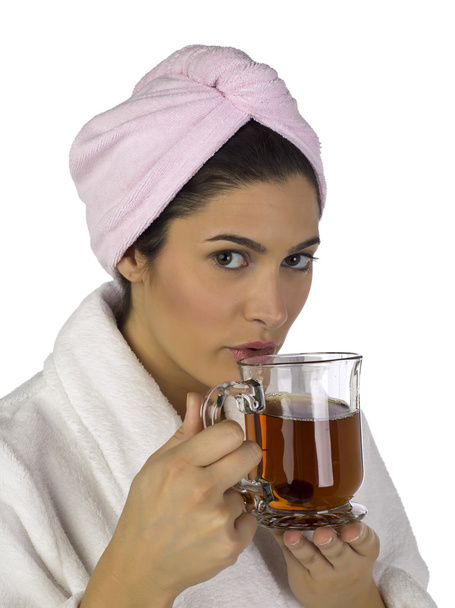 mulher soprando seu chá de ervas
 - Foto, Imagem