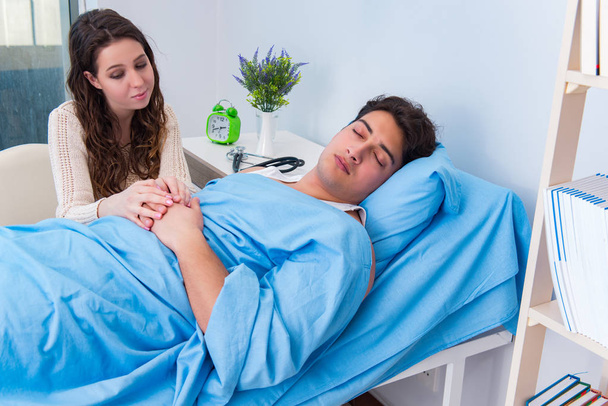 Ehefrau besucht kranken Ehemann im Krankenhauszimmer - Foto, Bild
