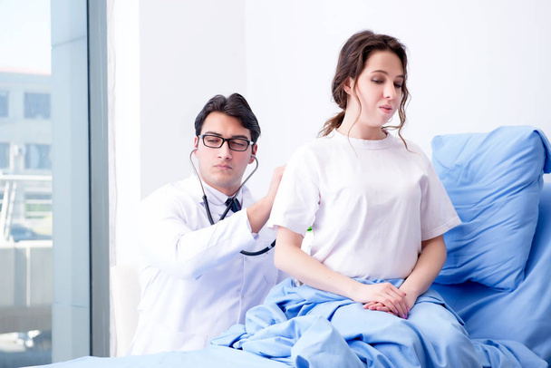 Lekarz odwiedzający pacjenta w pokoju szpitalnym - Zdjęcie, obraz