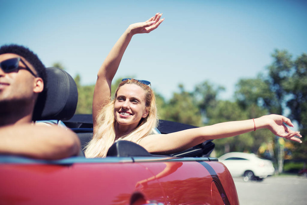 Jeune femme en voiture cabriolet part pour les vacances d'été
 - Photo, image