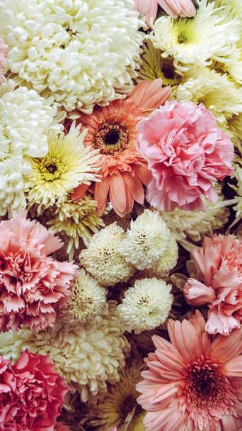Μπουκέτο από πολύχρωμα λουλούδια φόντο - Φωτογραφία, εικόνα