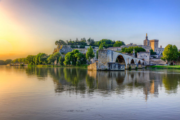 Avignon híd a pápák palotája közelében és a Rhone folyó napkeltekor, Pont Saint-Benezet, Provence, Franciaország - Fotó, kép