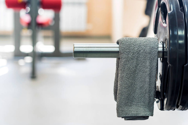 Сірий рушник висить на штанзі в спортзалі
 - Фото, зображення