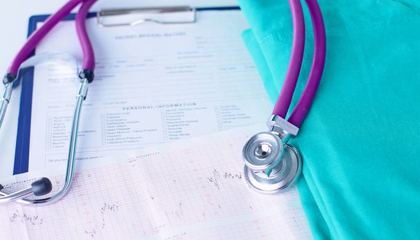 Stetoscopio su un tavolo con uniforme medica
 - Foto, immagini