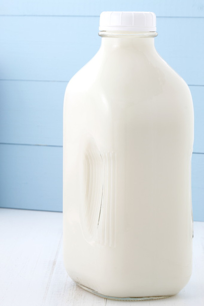 puoli gallonaa maitoa pullo
 - Valokuva, kuva