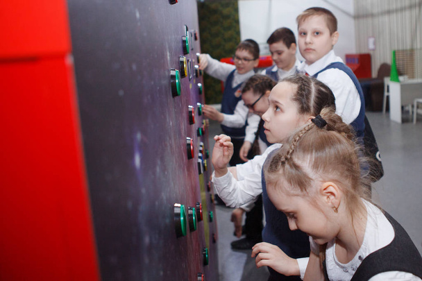 Children of teenagers in the scientific-cognitive museum - Valokuva, kuva