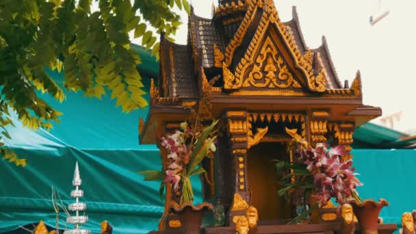 花や様々 な像で飾られたブラウン仏教庭園の中の祈りのための小さな祭壇 - 映像、動画