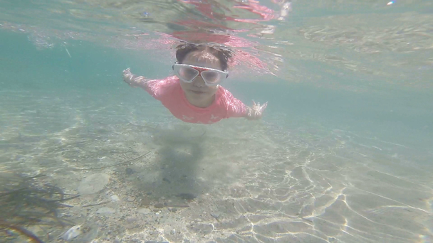 Niña con máscara nadando en el mar
 - Metraje, vídeo