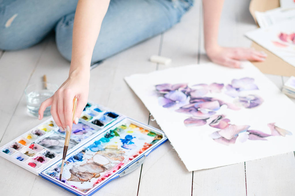leisure art talent expression girl drawing picture - 写真・画像