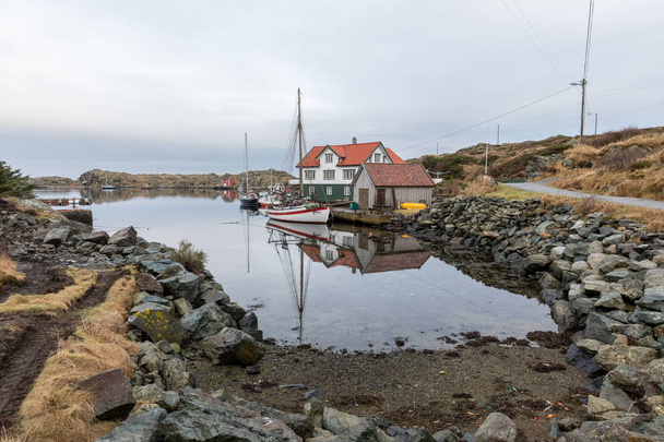 Rovaer en Haugesund, Noruega - 11 de enero de 2018: El archipiélago Rovaer en Haugesund, en la costa noroeste. Barcos, casas y casas de barcos junto al mar
. - Foto, imagen
