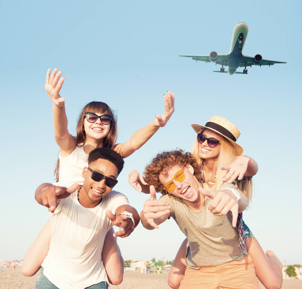 Feliz sorrindo casais brincando na praia com aviões no céu
 - Foto, Imagem