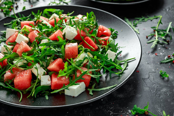 Frisse sappige watermeloen rucola Feta salade met munt en sinaasappel, citroen dressing. zomer schotel. gezonde voeding - Foto, afbeelding