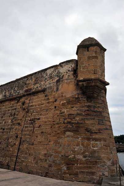  Ancient fortress walls of the Spanish maritime city of Cadiz. - Photo, image