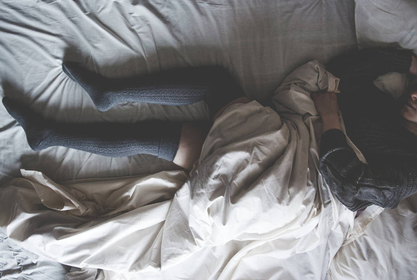 girl is sleeping on a white bed - Foto, Imagem