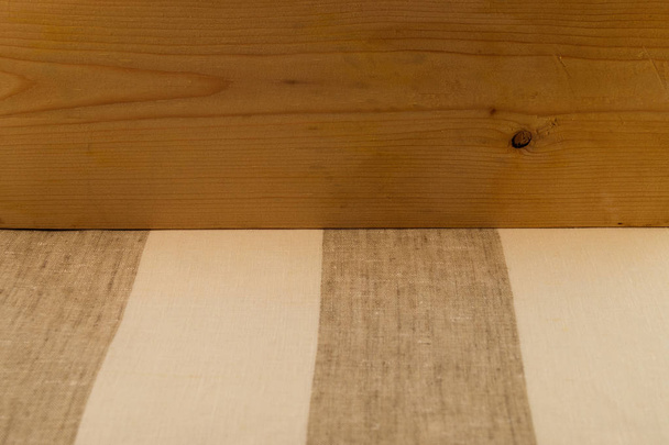 Tło (tekstury), składający się z powierzchni płyty drewniane i paski tkaniny lniane z poziomą linię w centrum. - Zdjęcie, obraz
