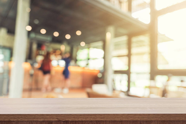 Üres fa asztal és háttér Blurred: ügyfél kávé sho - Fotó, kép