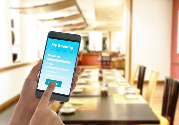 L'utilisation de téléphones intelligents, réservations de restaurants mobiles. concepts technologiques
. - Photo, image